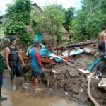 GPK Jombang Berikan Bantuan Ke Warga Terdampak Banjir Bandang